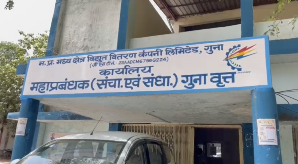अघोषित बिजली कटौती को लेकर विधायक ऋषि अग्रवाल पहुंचे बिजली कंपनी मुख्यालय